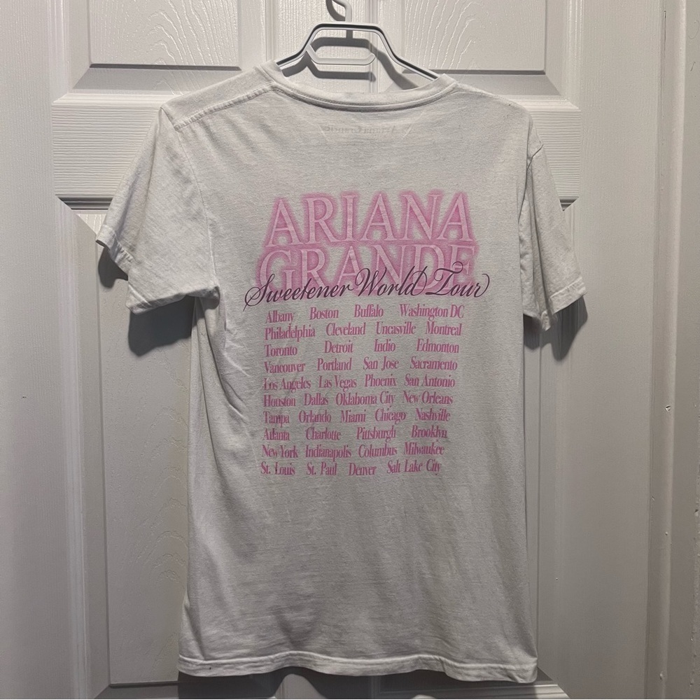 3/30$💥 Ariana Grande small women music t shirt white sweetener world tour tee - Picture 3 of 4
